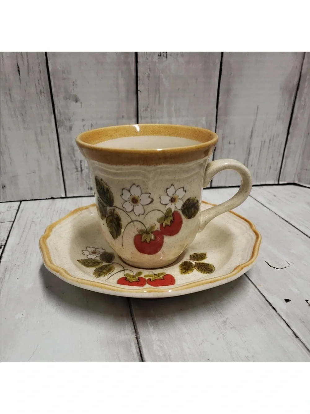 Mikasa Strawberry Festival 2 Cups & 2Saucers  EB 801 Made In Japan Vintage